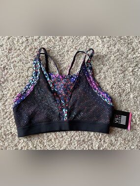 BNWT VICTORIA’S SECRET VSX Sports Bra Size Small